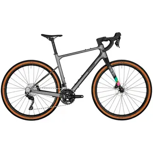 A Bicicleta Bergamont Grandurance Expert tem Quadro em Carbono HSC, Forqueta BGM Allroad Carbono, Shimano GRX 2X10VL e Travões Shimano GRX hidráulicos.