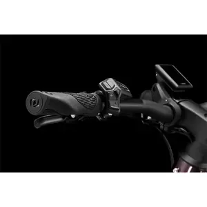 A Bicicleta Elétrica Bergamont E-Revox Premium Pro Fmn EQ tem Suntour XCR34 LOR Air, um motor Performance Line CX Bosch e uma bateria PowerTube de 750 Wh.