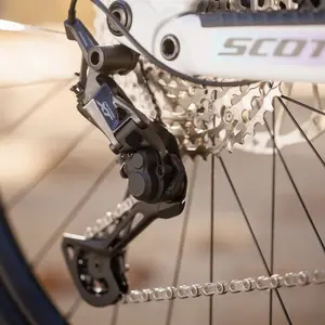 A Bicicleta Elétrica SCOTT Contessa Voltage eRIDE 900 tem Quadro em Carbono HMF, Suspensão FOX 36 Float Rhythm e um motor compacto e silencioso.