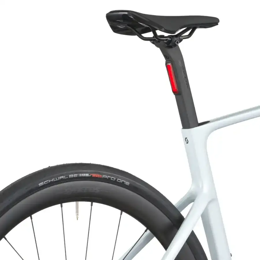 A Bicicleta Elétrica SCOTT Fastlane 10 tem bateria interna até 290 Wh, Quadro em Carbono HMX e transmissão Shimano Ultegra Di2 Disc 24 VL.