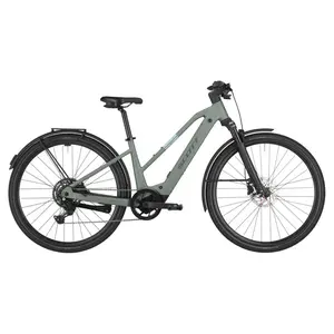 A Bicicleta Elétrica SCOTT Passage 30 Slope tem Shimano Cues de 9VL, Luz dianteira Lezyne, Luz traseira integrada Syncros e Suporte traseiro Micro Racktime.