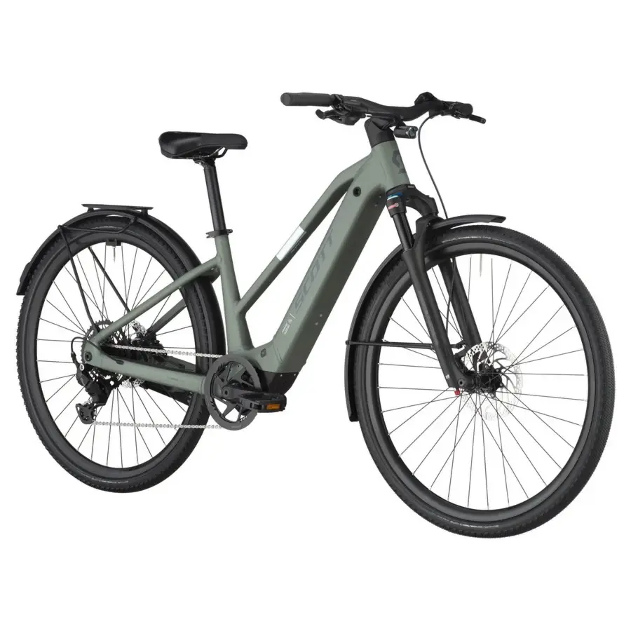 A Bicicleta Elétrica SCOTT Passage 30 Slope tem Shimano Cues de 9VL, Luz dianteira Lezyne, Luz traseira integrada Syncros e Suporte traseiro Micro Racktime.