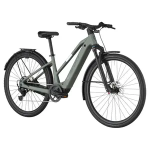 A Bicicleta Elétrica SCOTT Passage 30 Slope tem Shimano Cues de 9VL, Luz dianteira Lezyne, Luz traseira integrada Syncros e Suporte traseiro Micro Racktime.