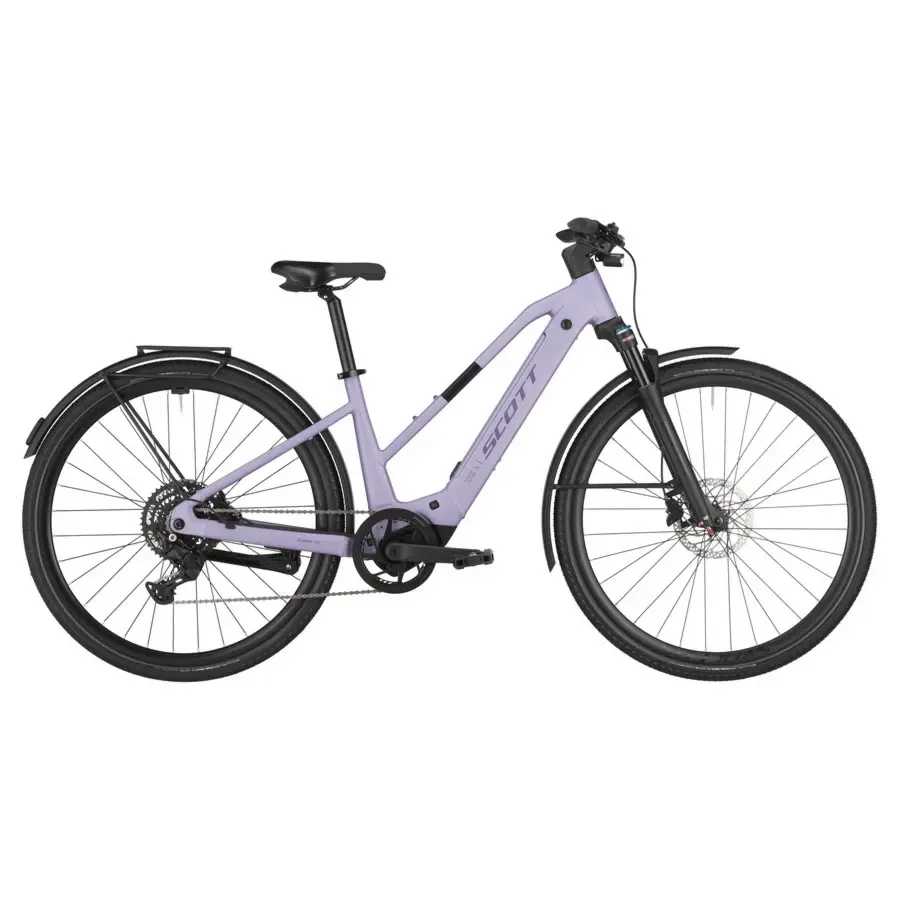 A Bicicleta Elétrica SCOTT Passage 30 Slope tem Shimano Cues de 9VL, Luz dianteira Lezyne, Luz traseira integrada Syncros e Suporte traseiro Micro Racktime.