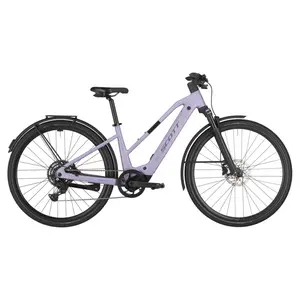 A Bicicleta Elétrica SCOTT Passage 30 Slope tem Shimano Cues de 9VL, Luz dianteira Lezyne, Luz traseira integrada Syncros e Suporte traseiro Micro Racktime.