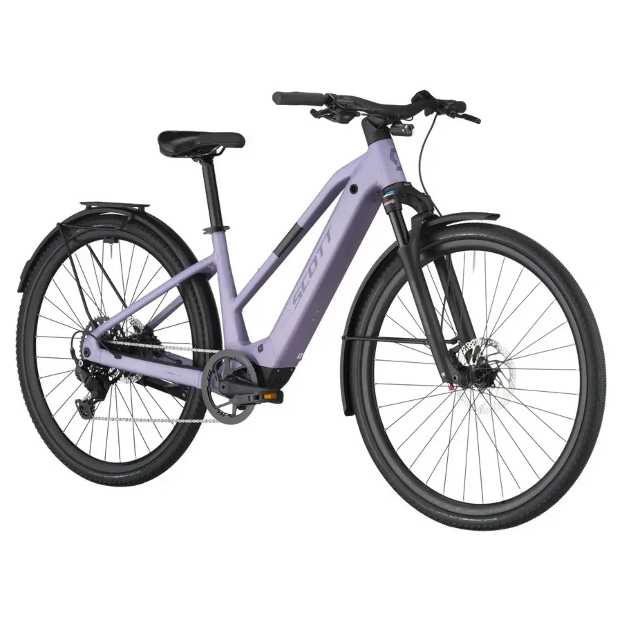 A Bicicleta Elétrica SCOTT Passage 30 Slope tem Shimano Cues de 9VL, Luz dianteira Lezyne, Luz traseira integrada Syncros e Suporte traseiro Micro Racktime.