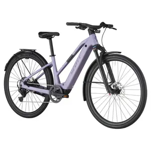 A Bicicleta Elétrica SCOTT Passage 30 Slope tem Shimano Cues de 9VL, Luz dianteira Lezyne, Luz traseira integrada Syncros e Suporte traseiro Micro Racktime.