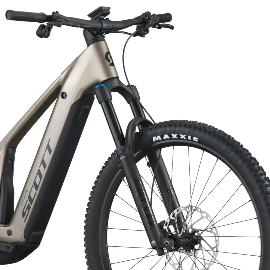 A Bicicleta Elétrica SCOTT Patron 910 tem Quadro em Carbono e Triângulo Alloy, Transmissão SRAM S1000 AXS 12 VL e Motor Bosch CX com bateria até 800Wh.