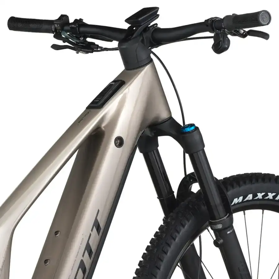 A Bicicleta Elétrica SCOTT Patron 910 tem Quadro em Carbono e Triângulo Alloy, Transmissão SRAM S1000 AXS 12 VL e Motor Bosch CX com bateria até 800Wh.