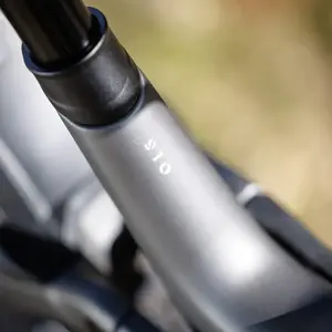 Descubra a Bicicleta Elétrica SCOTT Patron 910 com suspensão Fox, Transmissão SRAM AXS de 12VL e Travões de disco Shimano Deore.