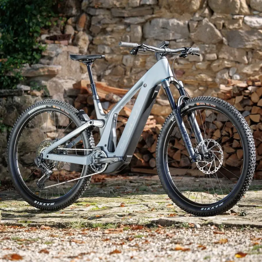 Descubra a Bicicleta Elétrica SCOTT Patron 910 com suspensão Fox, Transmissão SRAM AXS de 12VL e Travões de disco Shimano Deore.