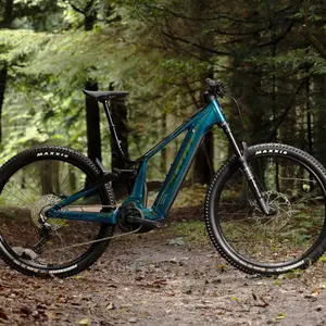 A Bicicleta Elétrica SCOTT Patron 920 tem suspensão Fox, X-Fusion Nude e Transmissão Shimano Deore 12 v e Travões de disco Shimano.