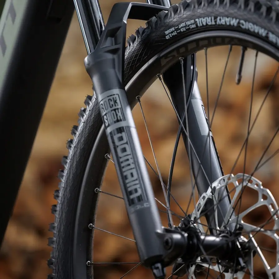 A Bicicleta Elétrica SCOTT Patron ST 910 tem forqueta RS Domain,  Shimano Deore 12VL e Travões de disco Shimano Deore de 4 Pistons.