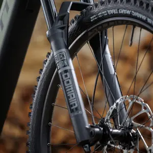 A Bicicleta Elétrica SCOTT Patron ST 910 tem forqueta RS Domain,  Shimano Deore 12VL e Travões de disco Shimano Deore de 4 Pistons.