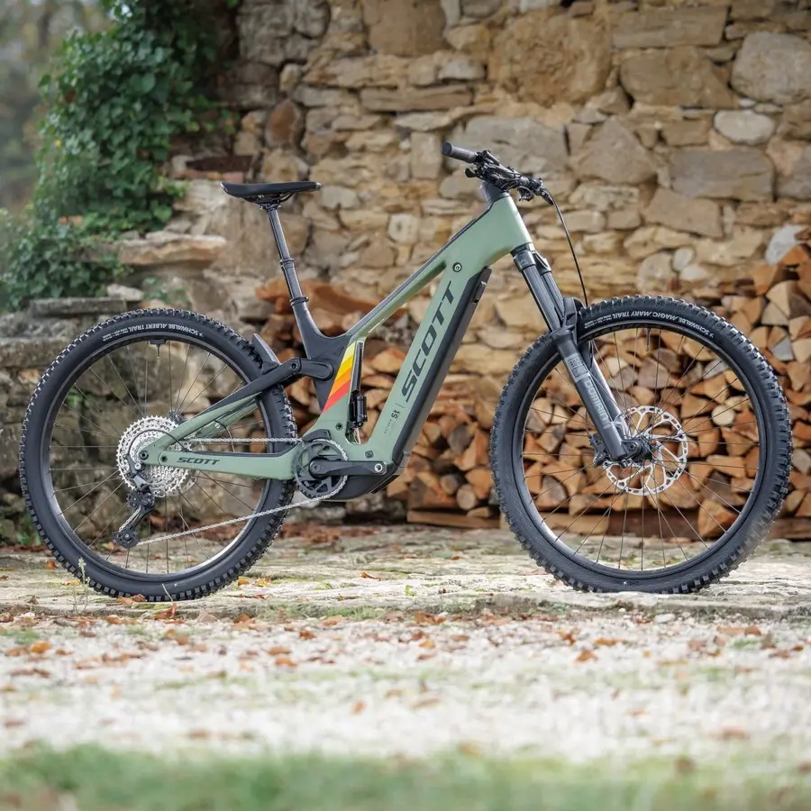 A Bicicleta Elétrica SCOTT Patron ST 910 tem forqueta RS Domain,  Shimano Deore 12VL e Travões de disco Shimano Deore de 4 Pistons.