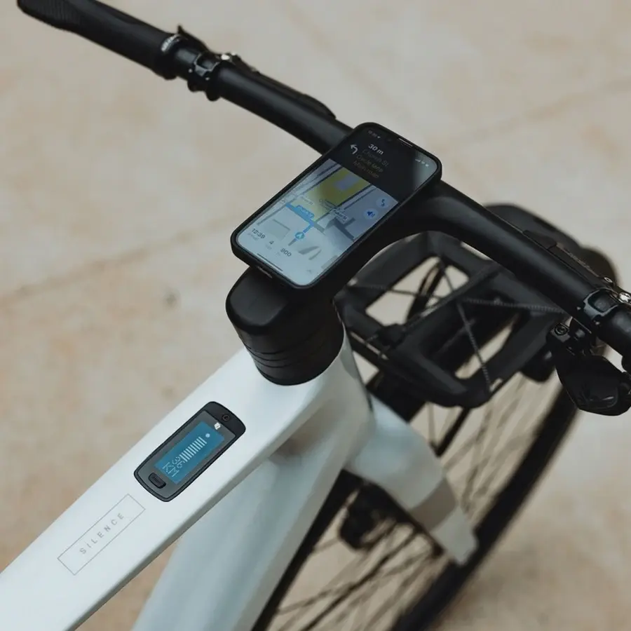 A Bicicleta Elétrica SCOTT Silence eRIDE tem Quadro em Carbono, Schwalbe Super Moto Performance RaceGuard e SRAM Force XPLR eTap AXS Disc de 12VL.
