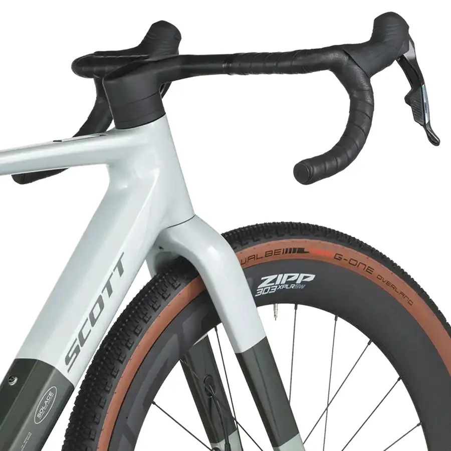 BICICLETA ELÉTRICA SCOTT SOLACE GRAVEL 10 SCOTT SOLACE GRAVEL 10: e-gravel com foco em assistência discreta e conforto, para ir mais longe em estrada e gravel com sensação natural. Com confiança.