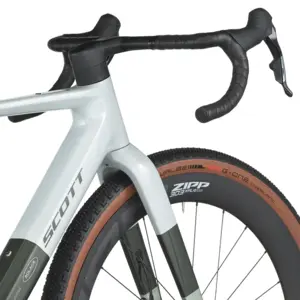 BICICLETA ELÉTRICA SCOTT SOLACE GRAVEL 10 SCOTT SOLACE GRAVEL 10: e-gravel com foco em assistência discreta e conforto, para ir mais longe em estrada e gravel com sensação natural. Com confiança.