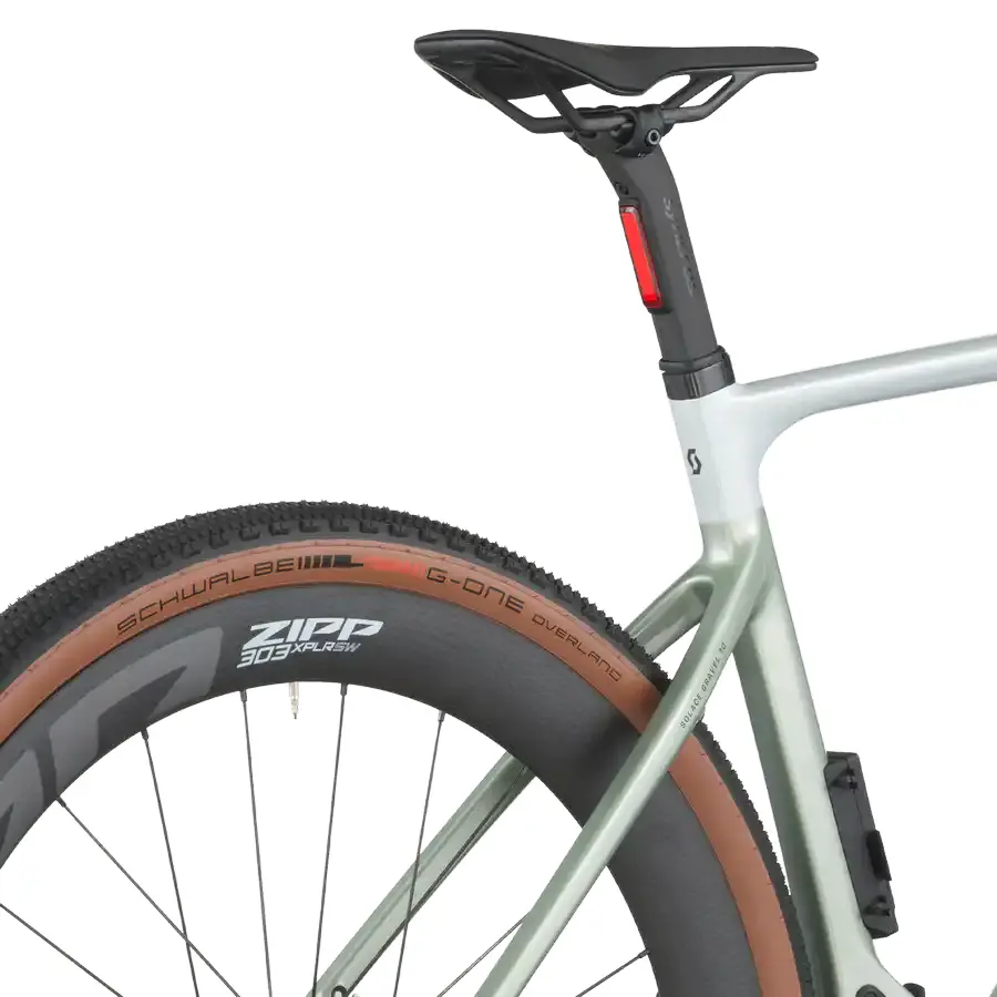 BICICLETA ELÉTRICA SCOTT SOLACE GRAVEL 10 SCOTT SOLACE GRAVEL 10: e-gravel com foco em assistência discreta e conforto, para ir mais longe em estrada e gravel com sensação natural. Com confiança.