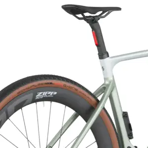 BICICLETA ELÉTRICA SCOTT SOLACE GRAVEL 10 SCOTT SOLACE GRAVEL 10: e-gravel com foco em assistência discreta e conforto, para ir mais longe em estrada e gravel com sensação natural. Com confiança.