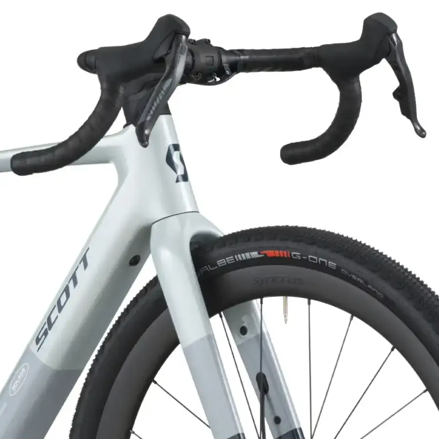 A Bicicleta Elétrica SCOTT Solace Gravel 20 tem bateria interna até 520 Wh, Quadro em Carbono HMX e transmissão SRAM Force XPLR AXS Disc 13 VL.