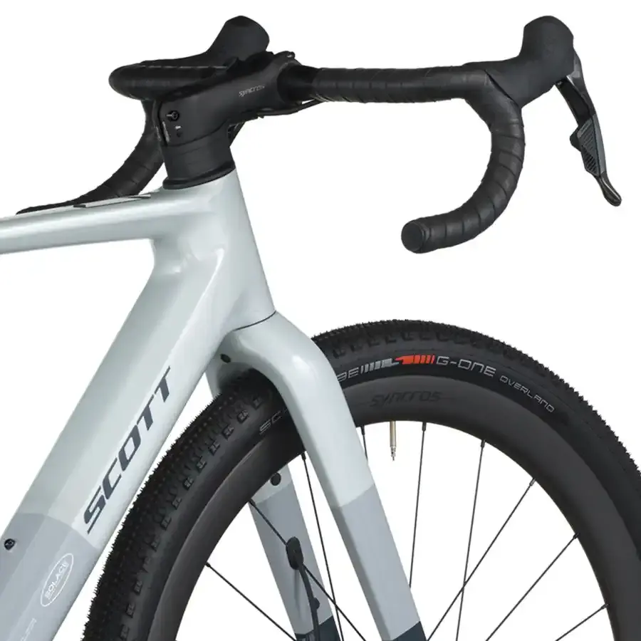 A Bicicleta Elétrica SCOTT Solace Gravel 20 tem bateria interna até 520 Wh, Quadro em Carbono HMX e transmissão SRAM Force XPLR AXS Disc 13 VL.