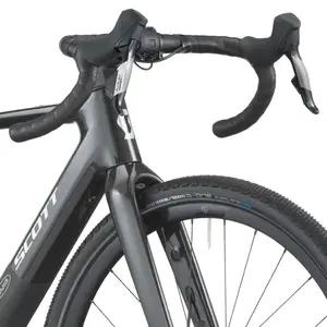 A Bicicleta Elétrica SCOTT Solace Gravel 30 tem bateria interna até 520 Wh, Quadro em Carbono HMX e transmissão SRAM APEX XPLR AXS Disc 12 VL.