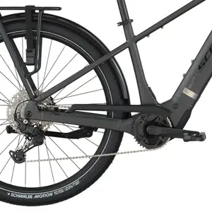 A Bicicleta Elétrica SCOTT Sub Sport 10 tem Quadro em Alloy, Transmissão Shimano CUES 10 VL, um motor Bosch Perf PX e uma bateria de 800 Wh.