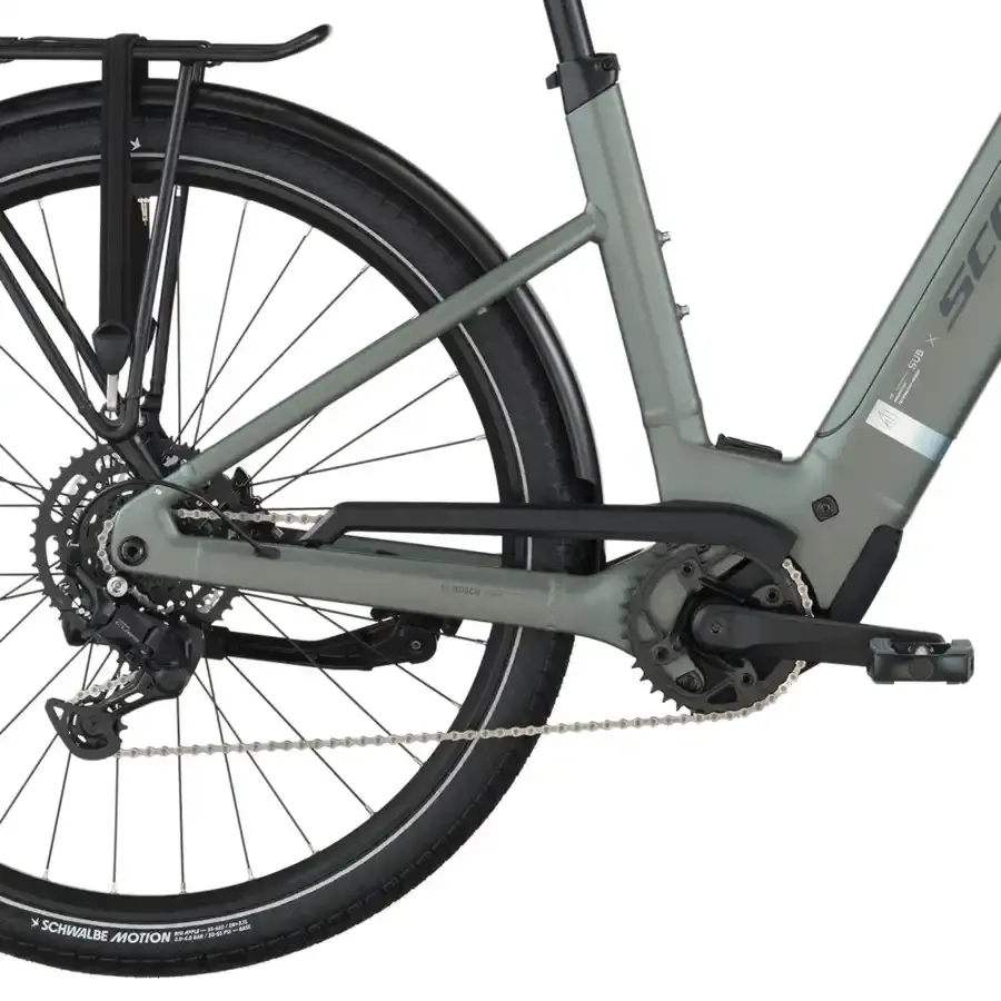 A Bicicleta Elétrica SCOTT Sub Sport 30 tem Quadro em Alloy, Transmissão Shimano CUES 9 VL,  um motor Bosch Perf PX e uma bateria de 540 Wh.
