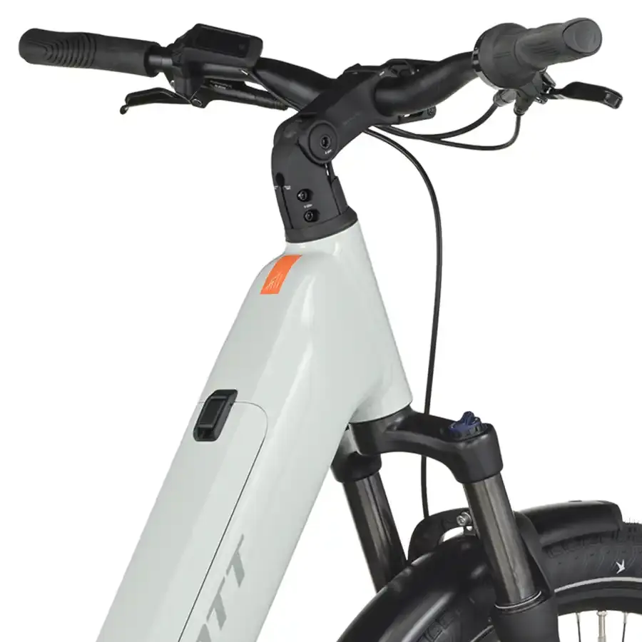 A Bicicleta Elétrica SCOTT Sub Tour 20 Wave tem Quadro em Alloy, um motor Bosch Perf PX e uma bateria de 600 Wh.