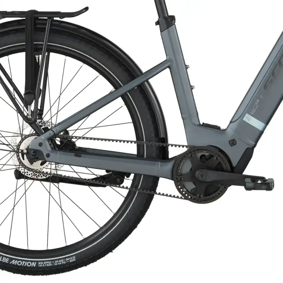 A Bicicleta Elétrica SCOTT Sub Tour 20 Wave tem Quadro em Alloy, um motor Bosch Perf PX e uma bateria de 600 Wh.