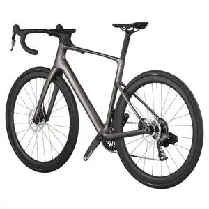 A Bicicleta SCOTT Addict 10 tem Quadro Addict RC em Carbono HMX e Transmissão SRAM FORCE AXS Disc 24 VL.