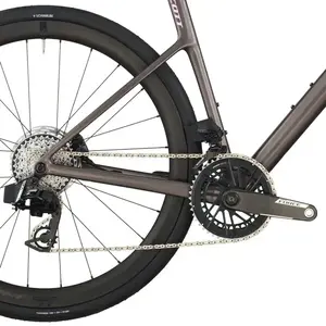A Bicicleta SCOTT Addict 10 tem Quadro Addict RC em Carbono HMX e Transmissão SRAM FORCE AXS Disc 24 VL.