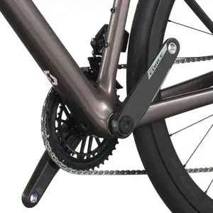 A Bicicleta SCOTT Addict 10 tem Quadro Addict RC em Carbono HMX e Transmissão SRAM FORCE AXS Disc 24 VL.