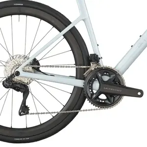 A Bicicleta SCOTT Addict 20 tem Quadro Addict RC Carbono HMF e Transmissão Shimano Ultegra Di2 Disc 24 VL.