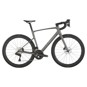 A Bicicleta SCOTT Addict 20 tem Quadro Addict RC Carbono HMF e Transmissão Shimano Ultegra Di2 Disc 24 VL.