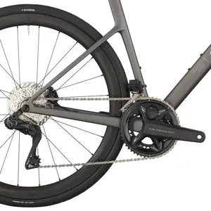 A Bicicleta SCOTT Addict 20 tem Quadro Addict RC Carbono HMF e Transmissão Shimano Ultegra Di2 Disc 24 VL.