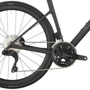 A Bicicleta SCOTT Addict 30 tem Quadro Addict RC em Carbono HMF e Transmissão Shimano 105 Di2 Disc 24 VL.