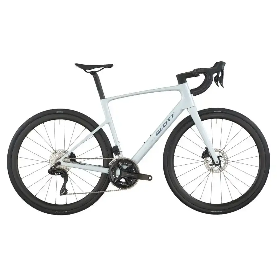 A Bicicleta SCOTT Addict 30 tem Quadro Addict RC em Carbono HMF e Transmissão Shimano 105 Di2 Disc 24 VL.