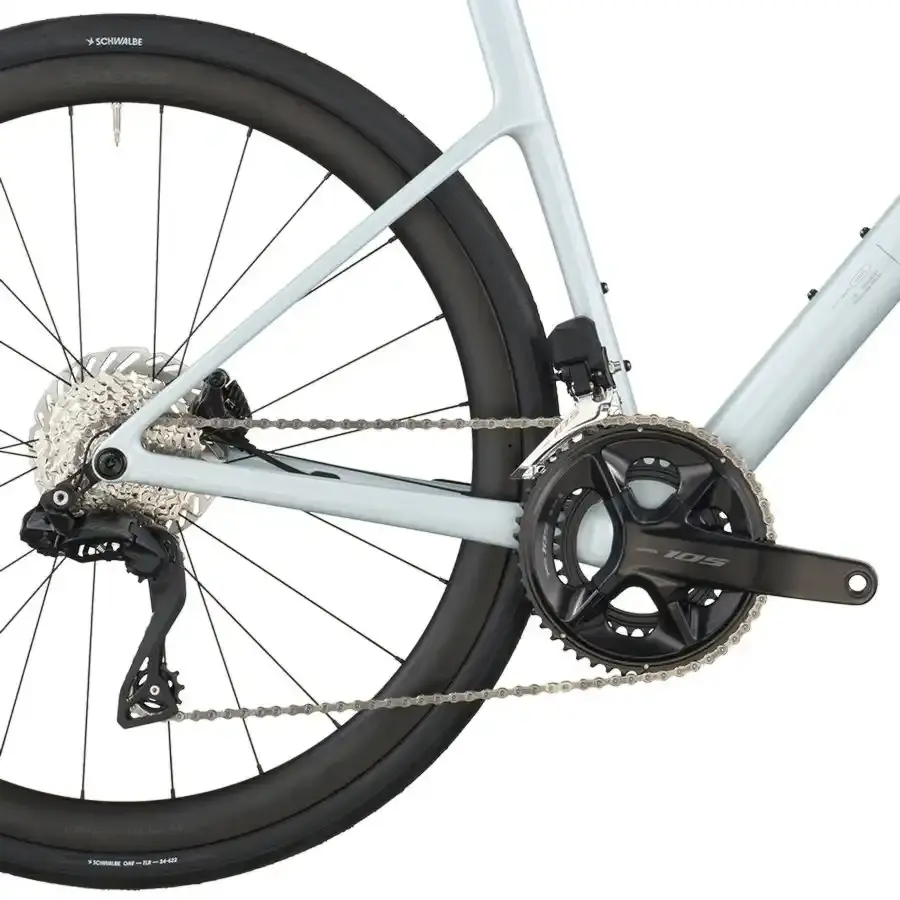 A Bicicleta SCOTT Addict 30 tem Quadro Addict RC em Carbono HMF e Transmissão Shimano 105 Di2 Disc 24 VL.
