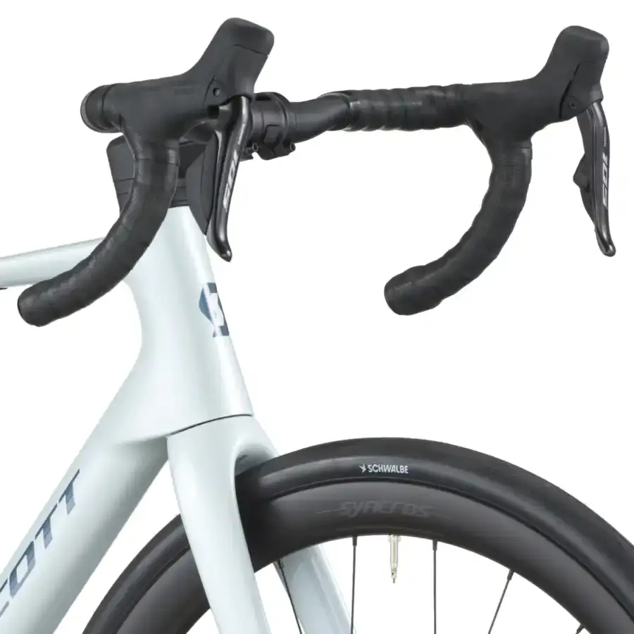 A Bicicleta SCOTT Addict 30 tem Quadro Addict RC em Carbono HMF e Transmissão Shimano 105 Di2 Disc 24 VL.