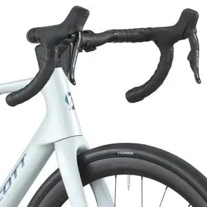 A Bicicleta SCOTT Addict 30 tem Quadro Addict RC em Carbono HMF e Transmissão Shimano 105 Di2 Disc 24 VL.