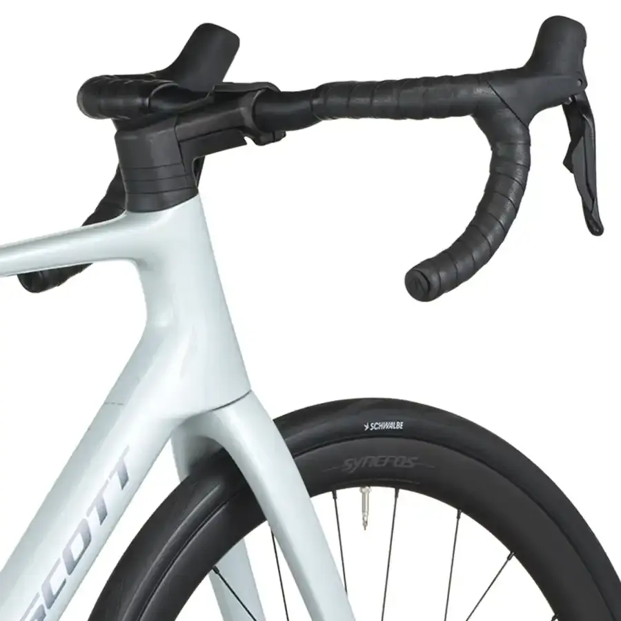 A Bicicleta SCOTT Addict 30 tem Quadro Addict RC em Carbono HMF e Transmissão Shimano 105 Di2 Disc 24 VL.