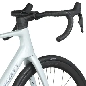 A Bicicleta SCOTT Addict 30 tem Quadro Addict RC em Carbono HMF e Transmissão Shimano 105 Di2 Disc 24 VL.