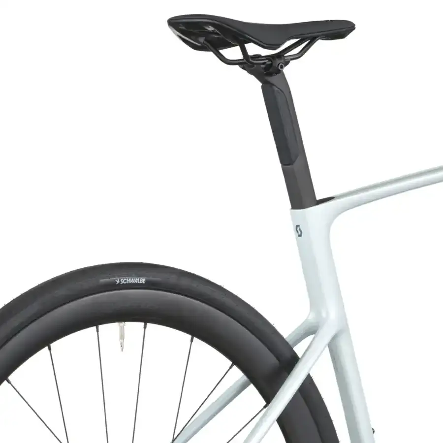 A Bicicleta SCOTT Addict 30 tem Quadro Addict RC em Carbono HMF e Transmissão Shimano 105 Di2 Disc 24 VL.