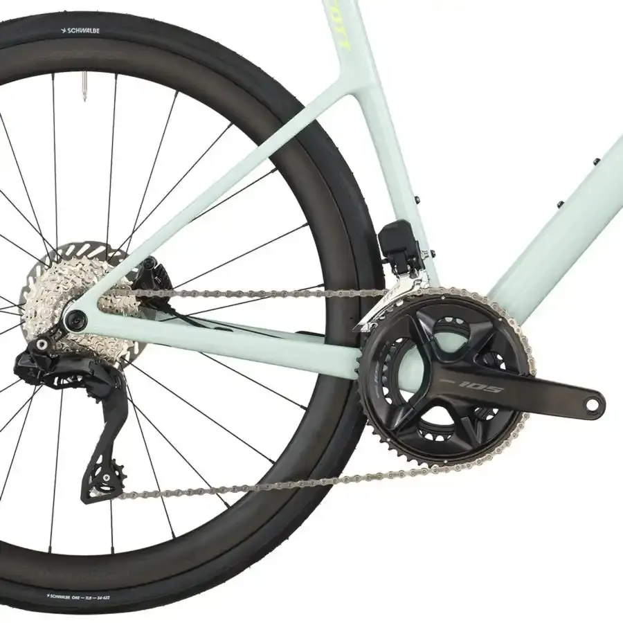 A Bicicleta SCOTT Addict 30 tem Quadro Addict RC em Carbono HMF e Transmissão Shimano 105 Di2 Disc 24 VL.