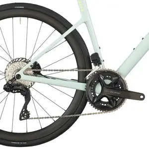 A Bicicleta SCOTT Addict 30 tem Quadro Addict RC em Carbono HMF e Transmissão Shimano 105 Di2 Disc 24 VL.