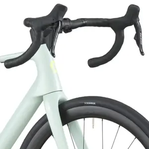 A Bicicleta SCOTT Addict 30 tem Quadro Addict RC em Carbono HMF e Transmissão Shimano 105 Di2 Disc 24 VL.