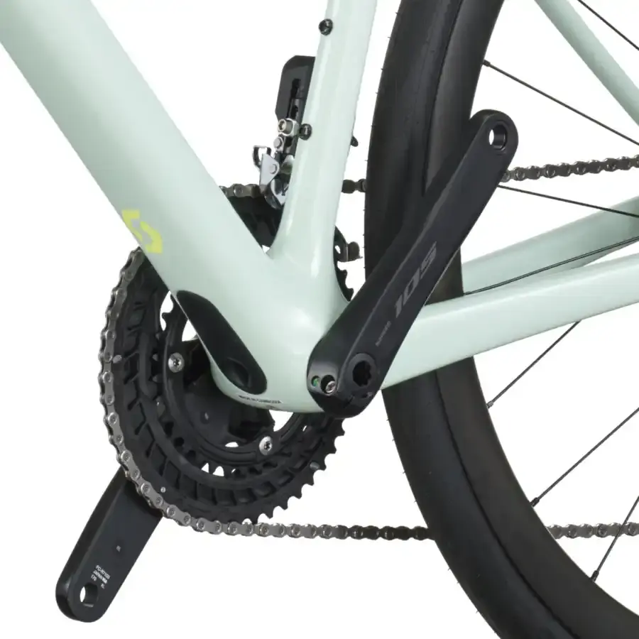 A Bicicleta SCOTT Addict 30 tem Quadro Addict RC em Carbono HMF e Transmissão Shimano 105 Di2 Disc 24 VL.