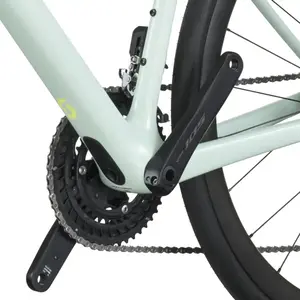 A Bicicleta SCOTT Addict 30 tem Quadro Addict RC em Carbono HMF e Transmissão Shimano 105 Di2 Disc 24 VL.